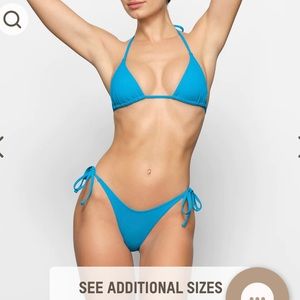 SKIMS Dipped tie bottoms size medium in Turquoise